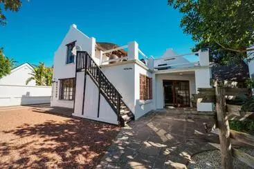 Majatalo Cottage On College