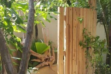 تختخواب و صبحانه Coral Cove Maldives