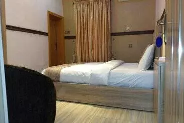 هتل Euro Lounge And Suites