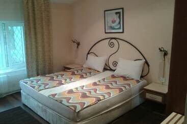 هتل Holiday Village