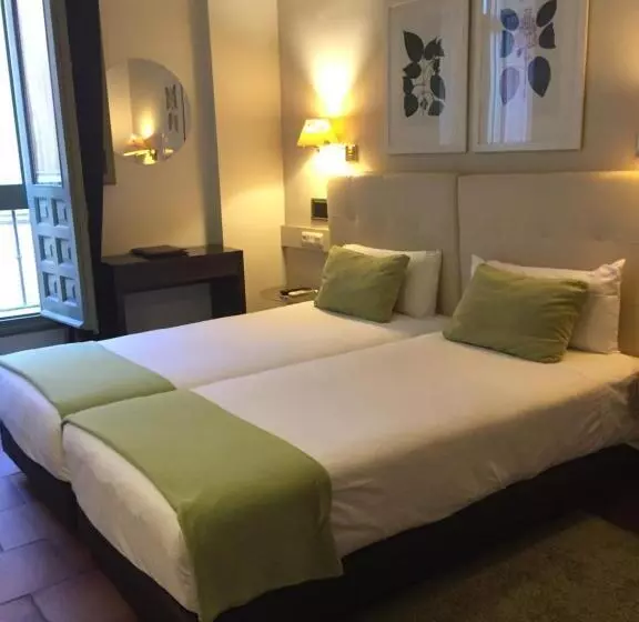 هتل Leonor De Aquitania