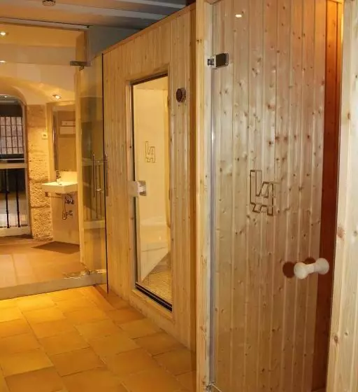 هتل Leonor De Aquitania