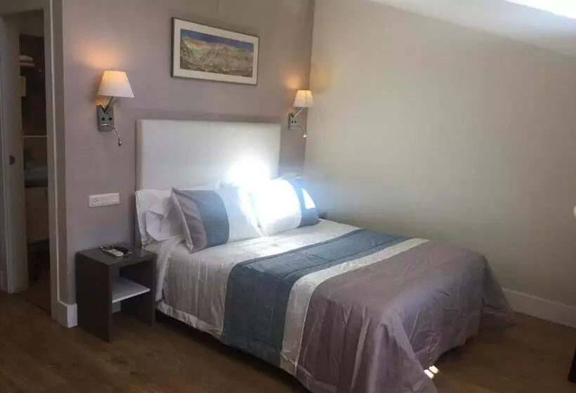 هتل Leonor De Aquitania