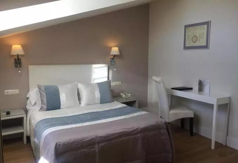 هتل Leonor De Aquitania