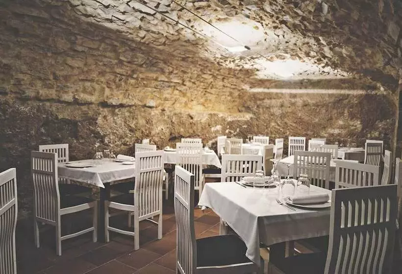 هتل Leonor De Aquitania