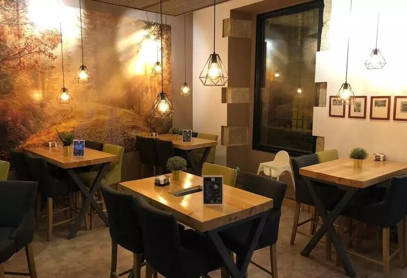 هتل Leonor De Aquitania