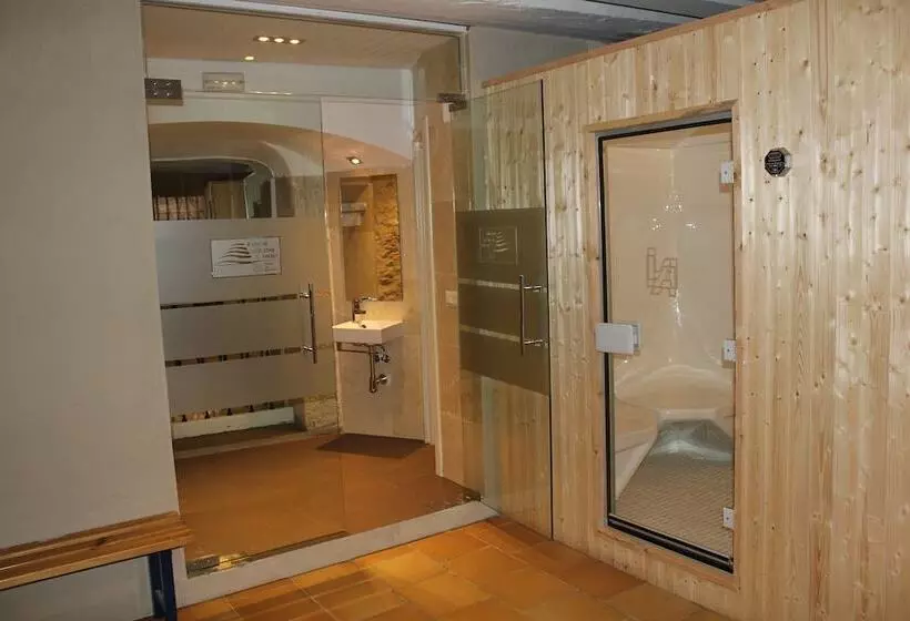 هتل Leonor De Aquitania