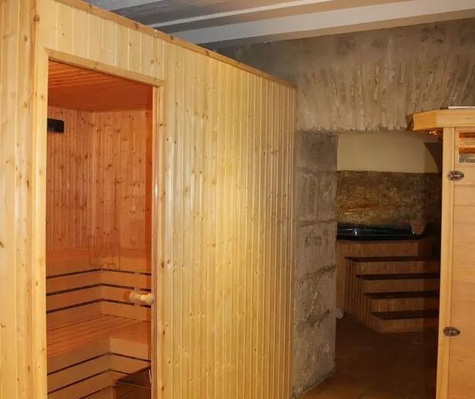 هتل Leonor De Aquitania