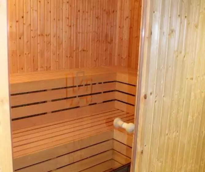 هتل Leonor De Aquitania