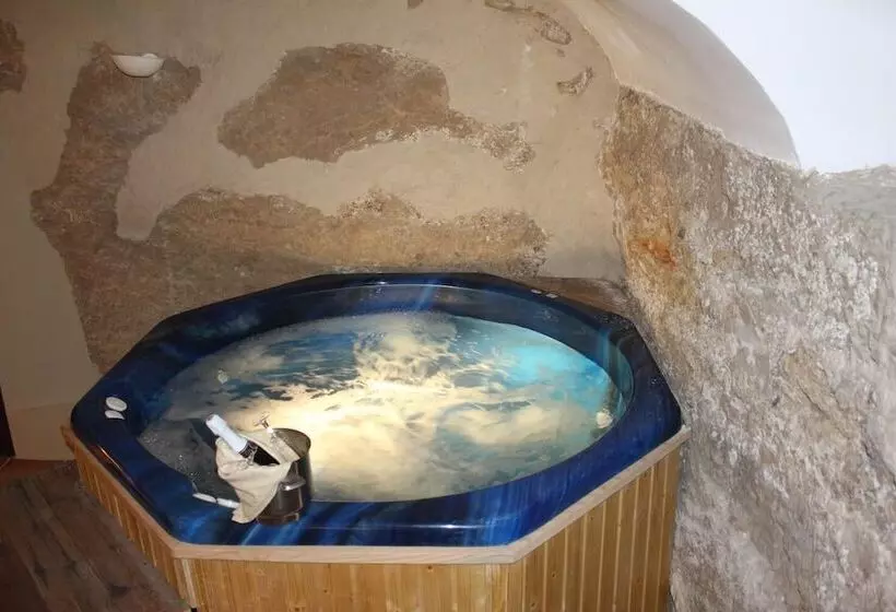 هتل Leonor De Aquitania