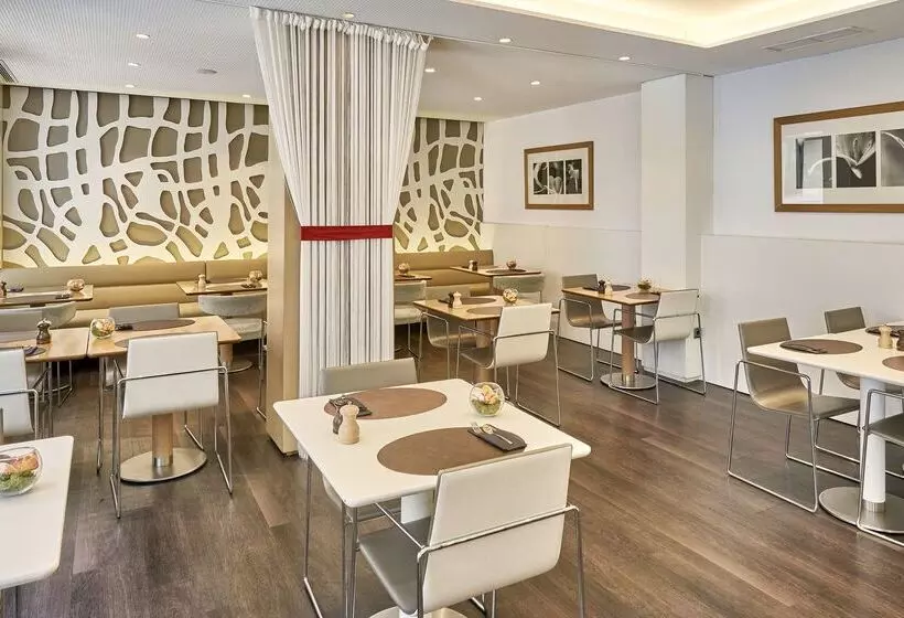 Отель NH Collection Madrid Colón