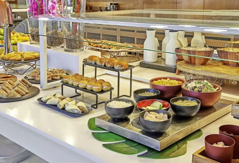 Отель NH Collection Madrid Colón