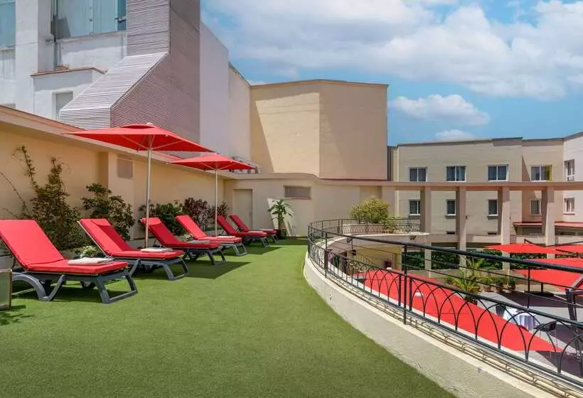 Отель NH Collection Madrid Colón