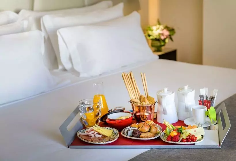 Отель NH Collection Madrid Colón