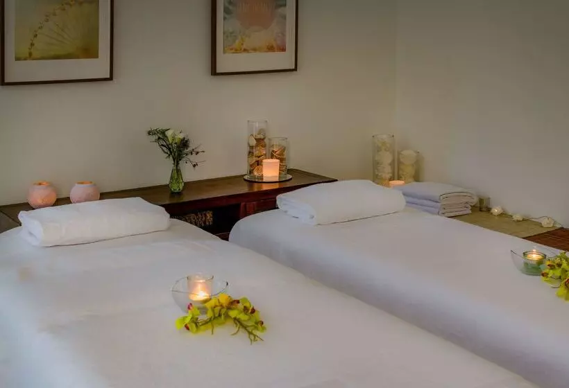 Отель NH Collection Madrid Colón