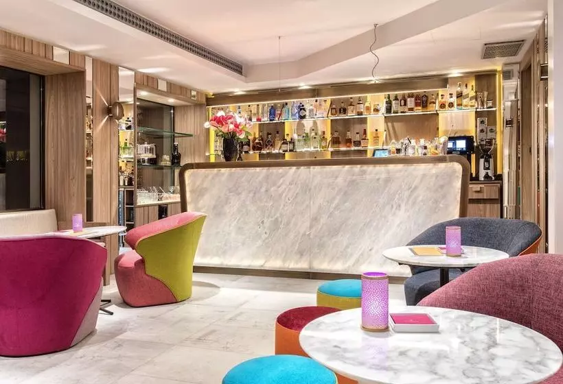 Отель NH Collection Madrid Colón