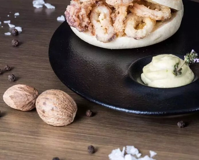 Отель NH Collection Madrid Colón