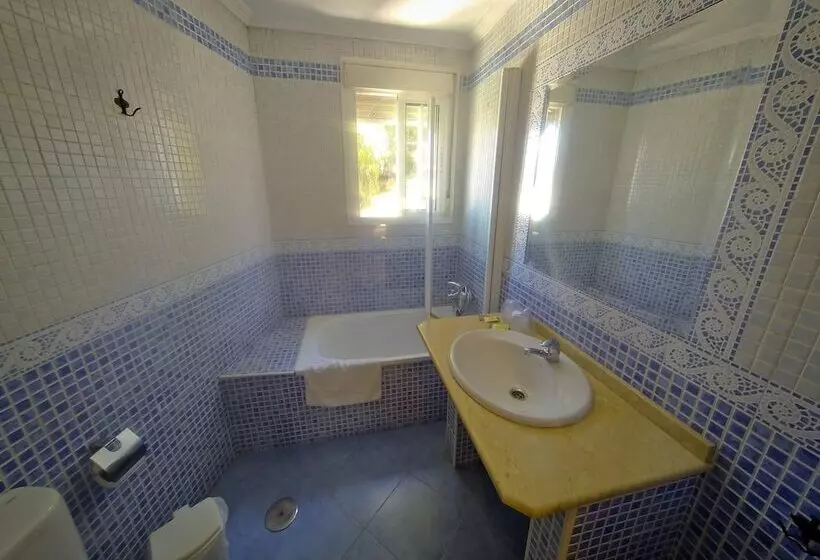 هتل Hostal La Muralla