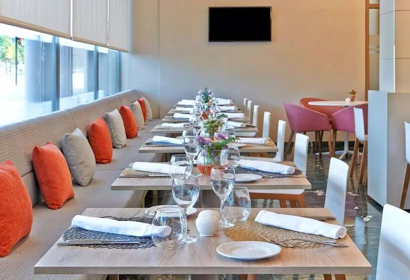 Отель NH Ciudad De Zaragoza