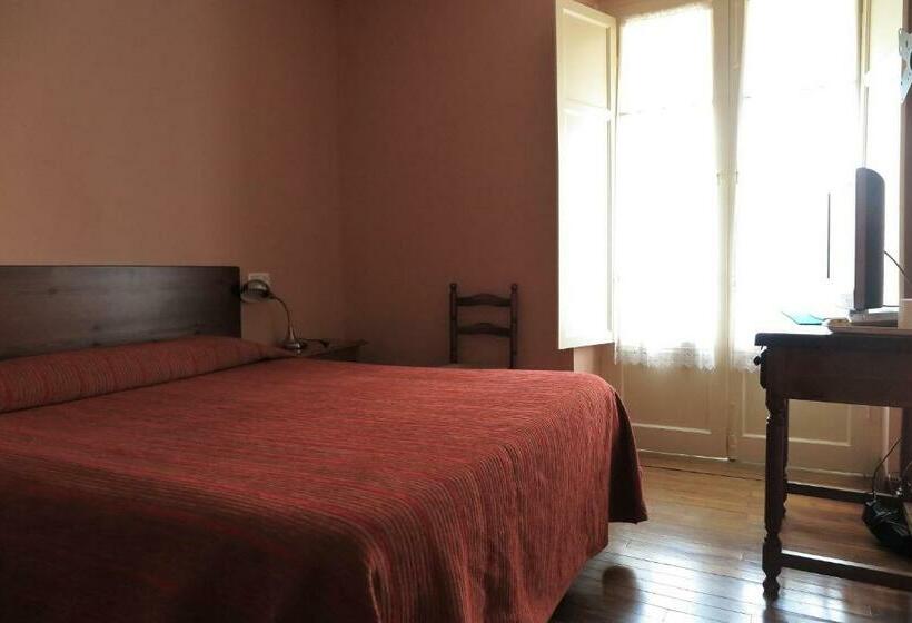 هتل Hostal Esmeralda