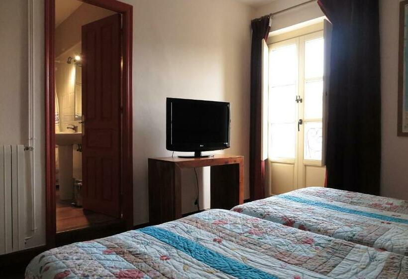 هتل Hostal Esmeralda