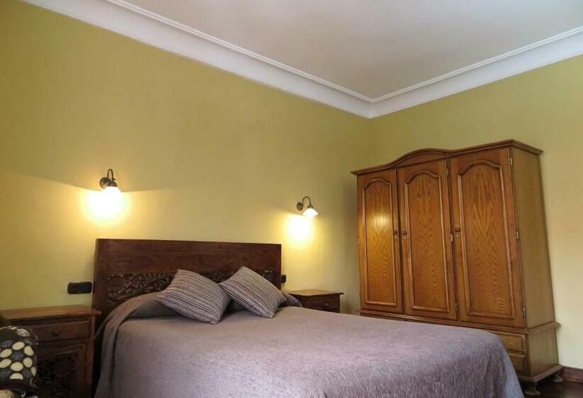 هتل Hostal Esmeralda