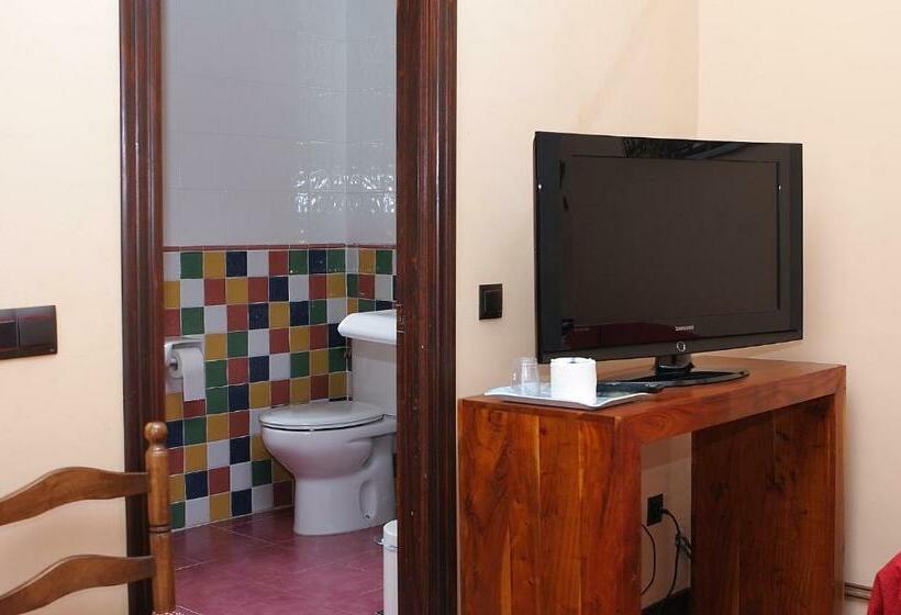 هتل Hostal Esmeralda