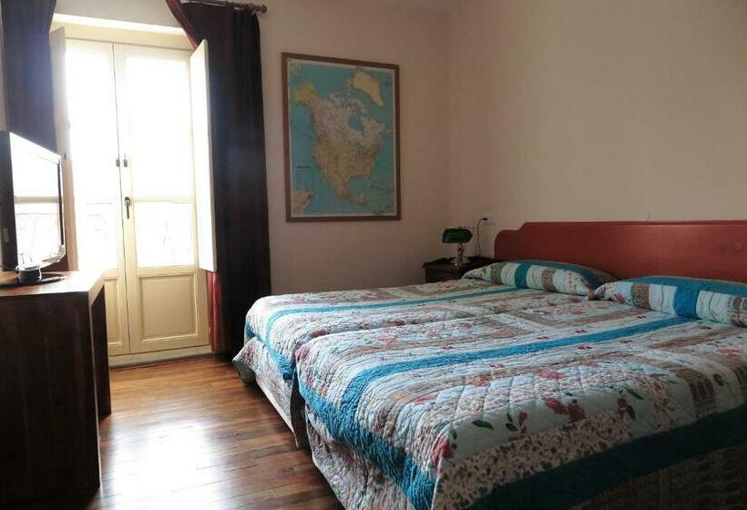 هتل Hostal Esmeralda