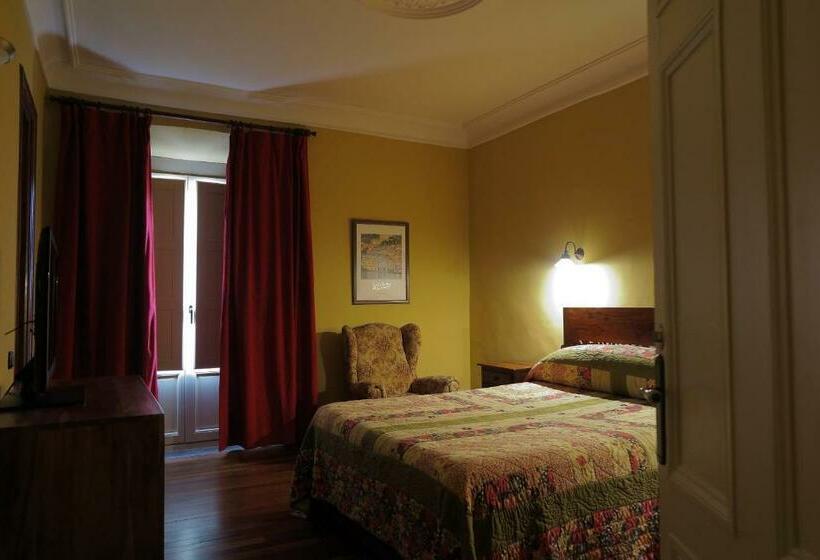 هتل Hostal Esmeralda