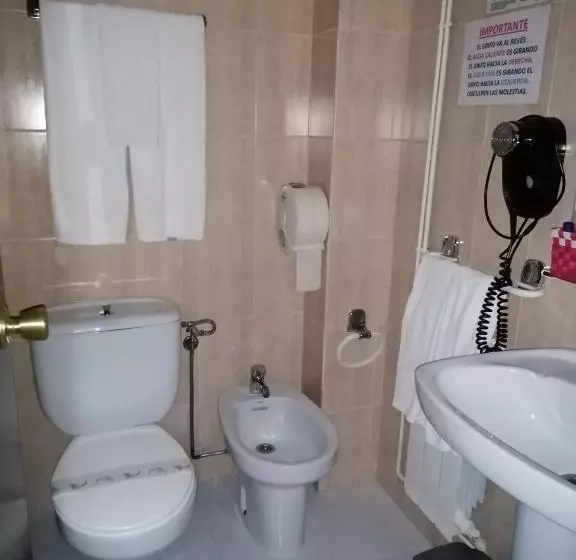 فندق Hostal Adelia