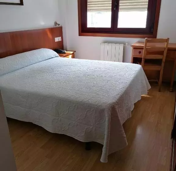 فندق Hostal Adelia