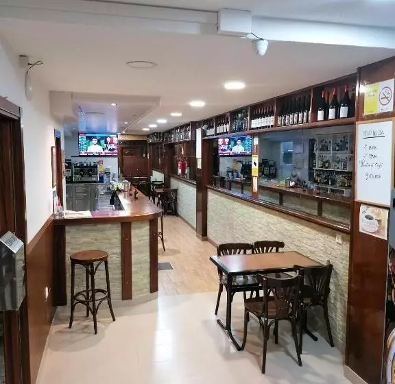 فندق Hostal Adelia