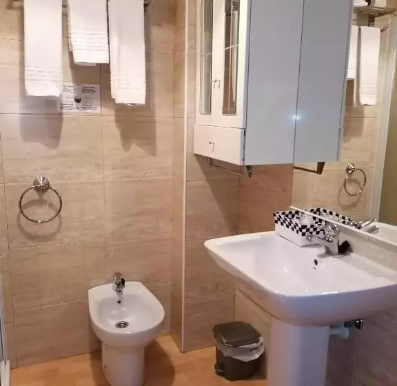 فندق Hostal Adelia