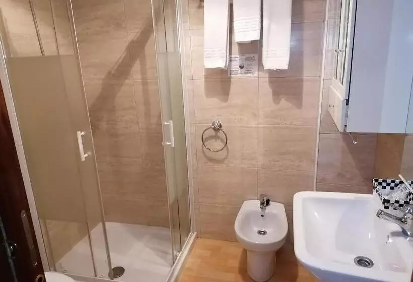 فندق Hostal Adelia