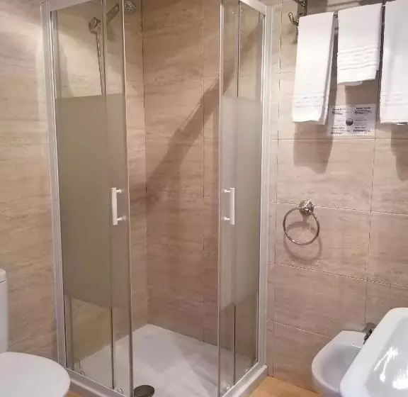 فندق Hostal Adelia