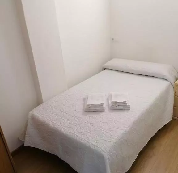 فندق Hostal Adelia