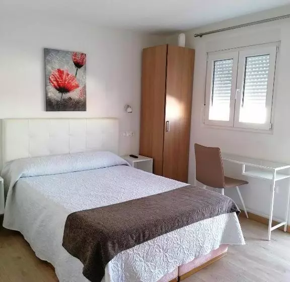 فندق Hostal Adelia