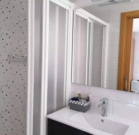 فندق Hostal Adelia