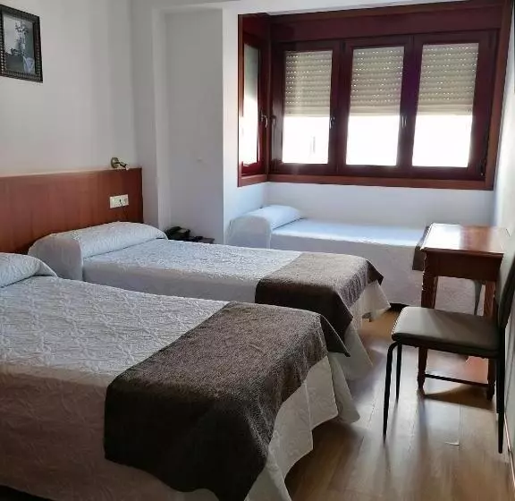 فندق Hostal Adelia