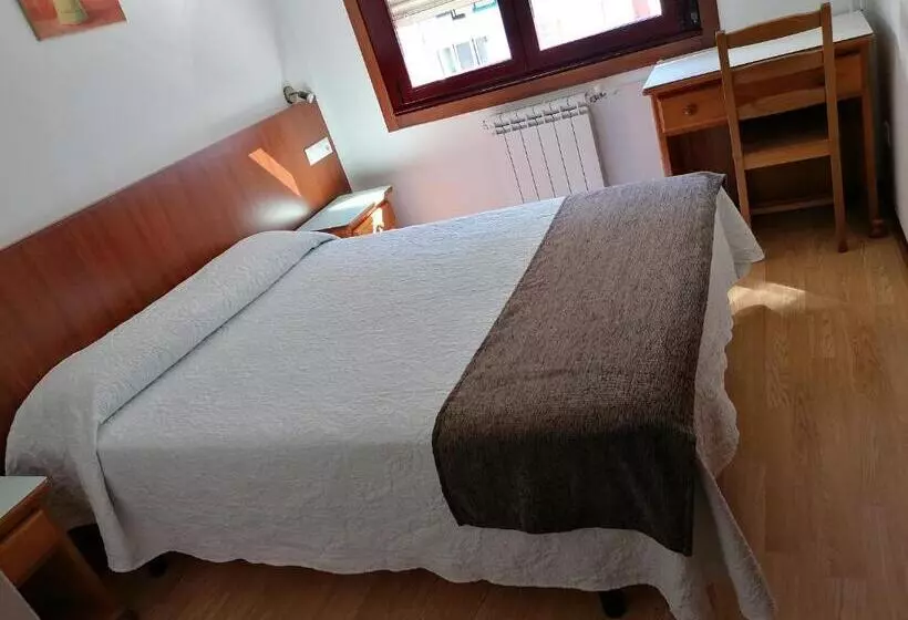 فندق Hostal Adelia