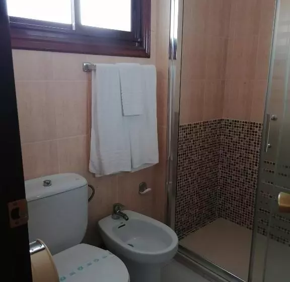 فندق Hostal Adelia