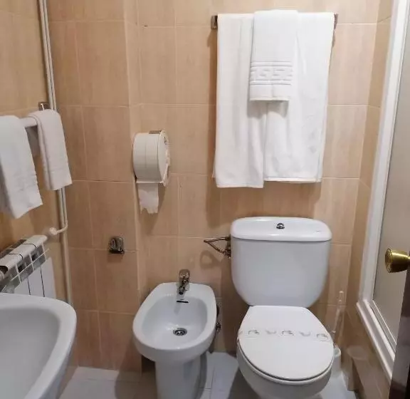 فندق Hostal Adelia