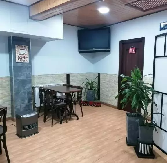 فندق Hostal Adelia