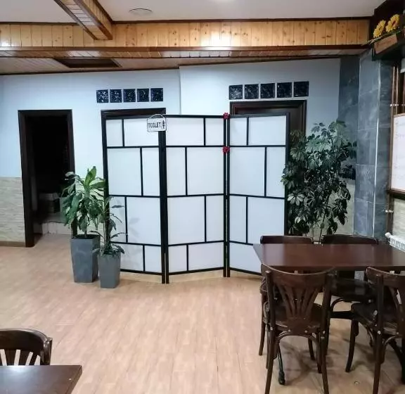 فندق Hostal Adelia