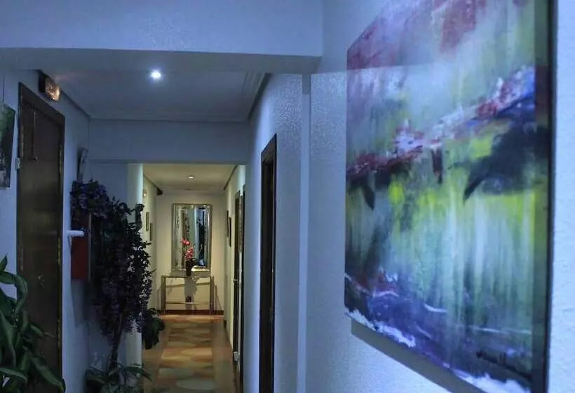 هتل Hostal Esmeralda