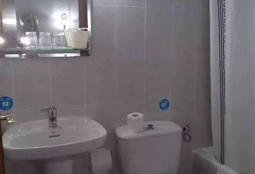 هتل Hostal Esmeralda