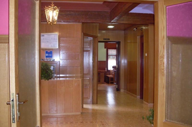 هتل Hostal Fondevila