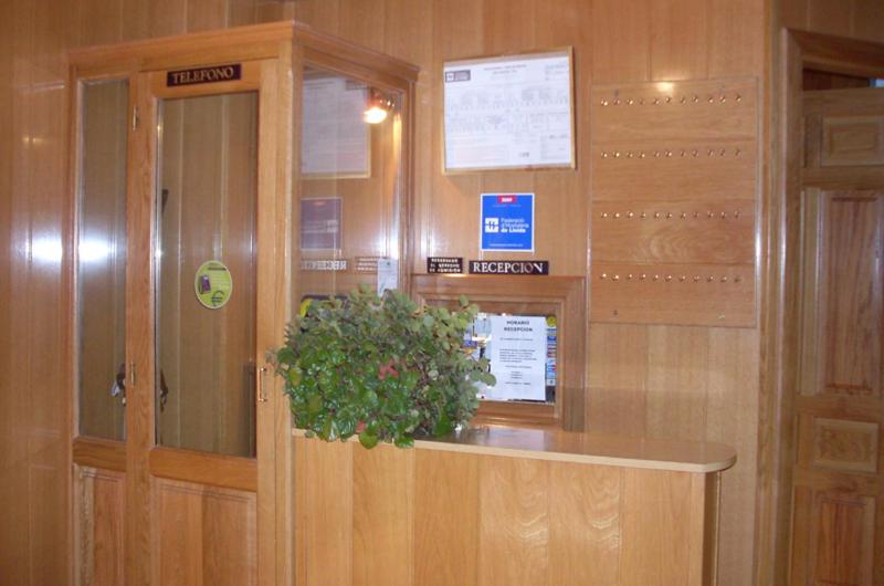 هتل Hostal Fondevila