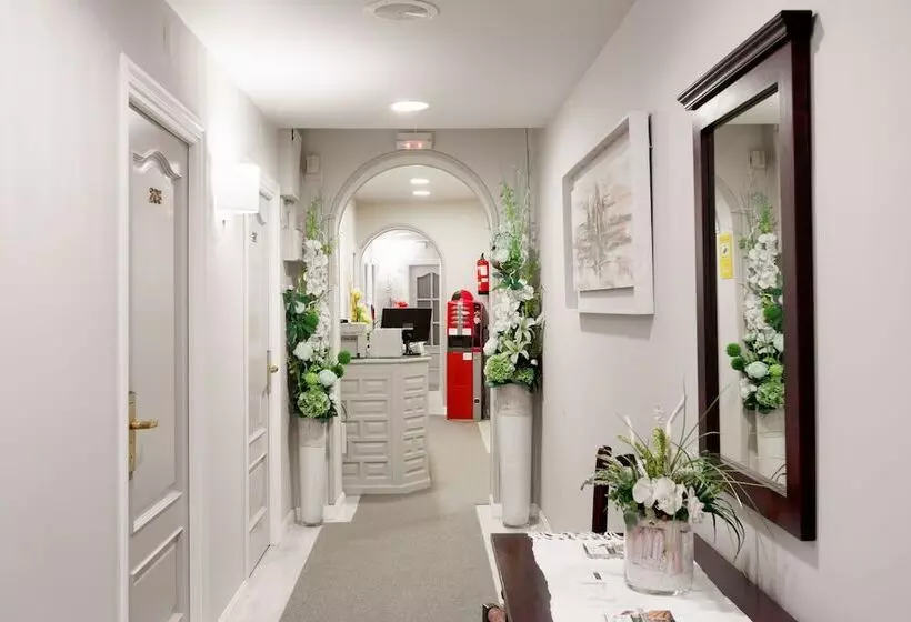 هتل Hostal Macarena