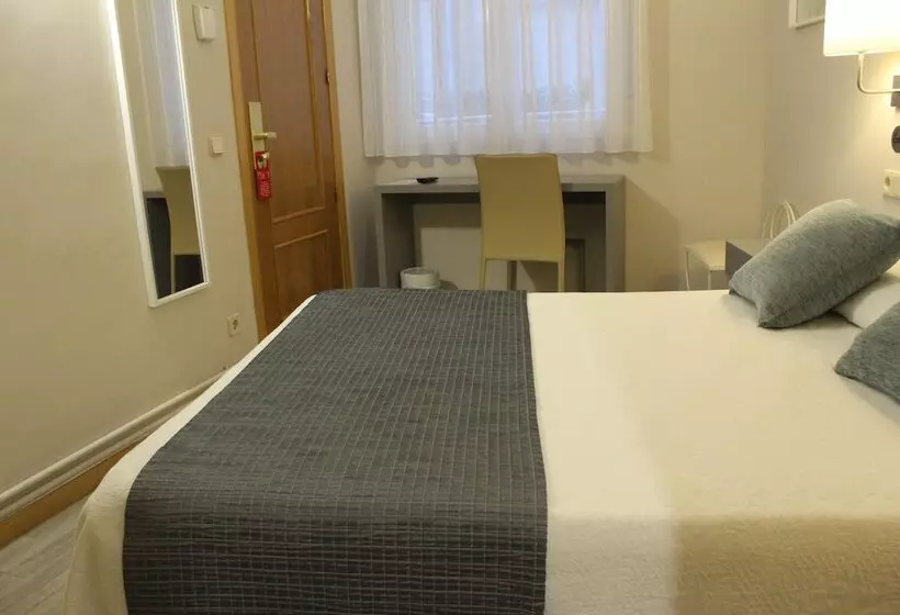 هتل Hostal Oriente